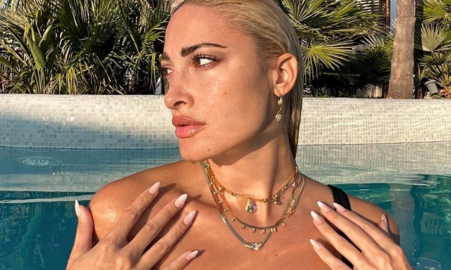 Ιωάννα Τούνη: Με σέξι μαγιό δείχνει τη φουσκωμένη κοιλίτσα της (video)