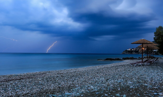 Καιρός: «Ψυχρή λίμνη» φέρνει σήμερα καταιγίδες, χαλάζι – Δείτε σε χάρτες το χτύπημα της κακοκαιρίας