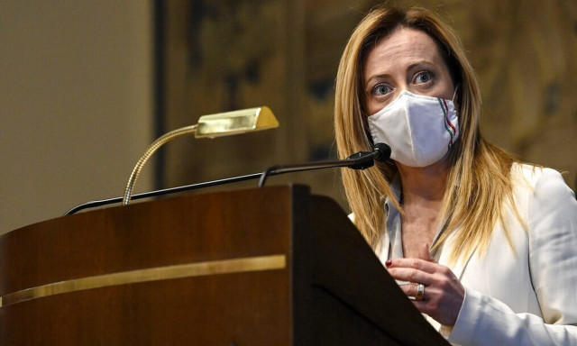 Τζόρτζια Μελόνι: Διατηρεί την νεοφασιστική φλόγα στο σύμβολο του κόμματος, παρά τις εκκλήσεις