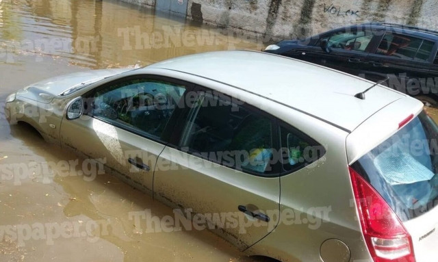 Κακοκαιρία: Πρωτοφανής θύελλα σαρώνει τη Μαγνησία - Ποτάμια οι δρόμοι στον Βόλο