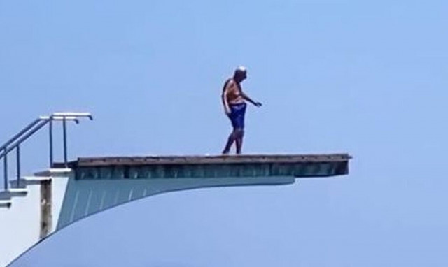 Ρόδος: Αυτός είναι ο 92χρονος που έγινε viral για τη βουτιά του – Το μυστικό της καλοζωίας