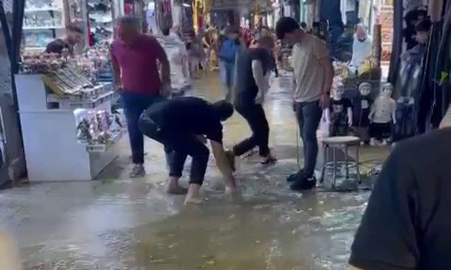 Κωνσταντινούπολη: «Ποτάμι» το μεγάλο παζάρι από τη σφοδρή βροχόπτωση