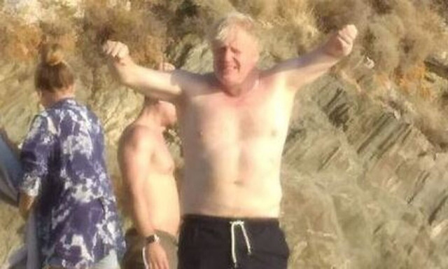 Ο Μπόρις Τζόνσον «δεν ιδρώνει» από τη γκρίνια για τις διακοπές στην Ελλάδα – Νέα καρέ από Κάρυστο