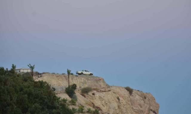 Κρήτη: Άνδρας απειλεί να πέσει στον γκρεμό με το αυτοκίνητό του στην Ιεράπετρα