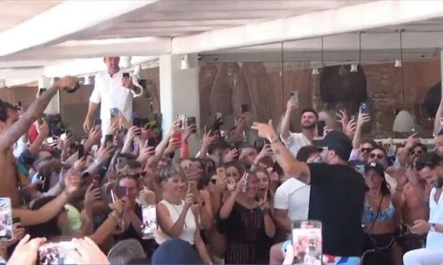 Luis Fonsi: Ξεσήκωσε τη Μύκονο με το «Despacito»