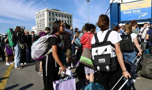 Εκτιμήσεις για τουριστικές εισπράξεις άνω των 18 δισ. ευρώ το 2022