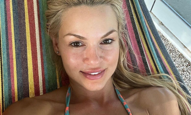 Βίκυ Κάβουρα: Ποζάρει με το μπικίνι της στο Ελαφονήσι και «κόβει την ανάσα»