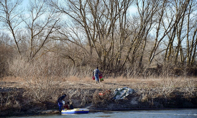 Η Ελλάδα κατηγορεί την Τουρκία: Εσκεμμένα αφήνει μετανάστες στη μέση του Έβρου
