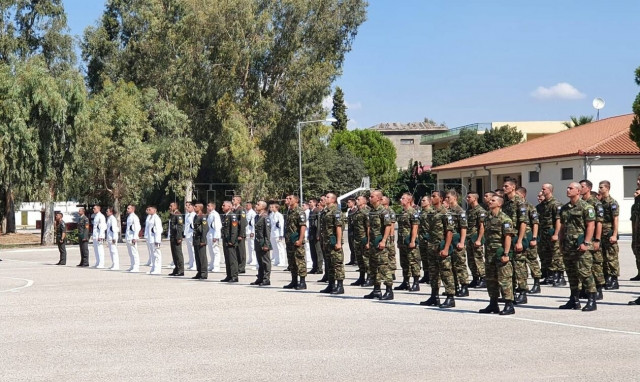 Σχολή Αλεξιπτωτιστών: Απονομή πτυχίων και Διακριτικών Πτερυγίων σε Ευέλπιδες, ΣΜΥ και Οπλίτες