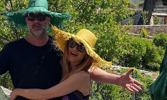 Δέσποινα Βανδή: Τραγουδά στην αγκαλιά του Βασίλη Μπισμπίκη (vid)