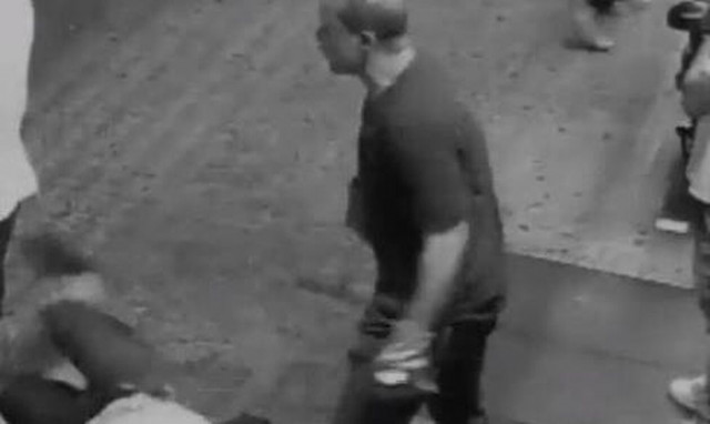 ΗΠΑ: Απρόκλητη επίθεση σε πολυσύχναστη περιοχή στη Νέα Υόρκη – Βίντεο ντοκουμέντο (σκληρές εικόνες)