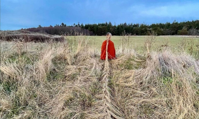 «Ενδύματα» που θολώνουν τα όρια σώματος και φύσης