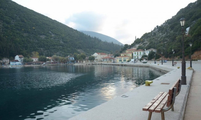 Φρίκες: Το μαγευτικό ψαροχώρι της Ιθάκης που φυλάσσεται από δύο ανεμόμυλους στα άκρα του λιμανιού