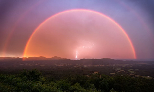 «Κλικ» την κατάλληλη στιγμή - Φωτογράφισε κεραυνό κάτω από διπλό ουράνιο τόξο
