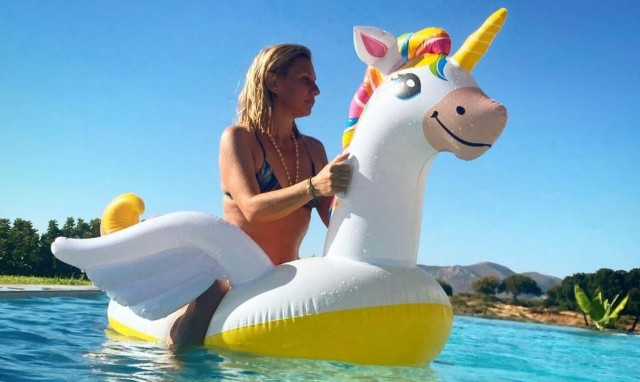 Κατερίνα Καραβάτου: «Δίνει μάχη» με τα κύματα της θάλασσας