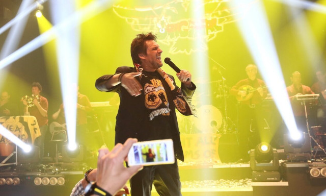 Ο Πάνος Κιάμος τραγούδησε στο νέο γήπεδο της ΑΕΚ (video)