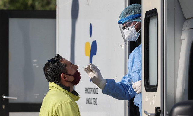 Κορονοϊός: Γιατί είναι 1.000 φορές πιο επικίνδυνος ένας υπερμεταδότης με μετάλλαξη Όμικρον