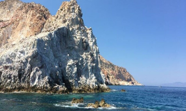 Οδοιπορικό στην Πολύαιγο – Το μεγαλύτερο “ακατοίκητο” νησί του Αιγαίου με τα γαλάζια νερά