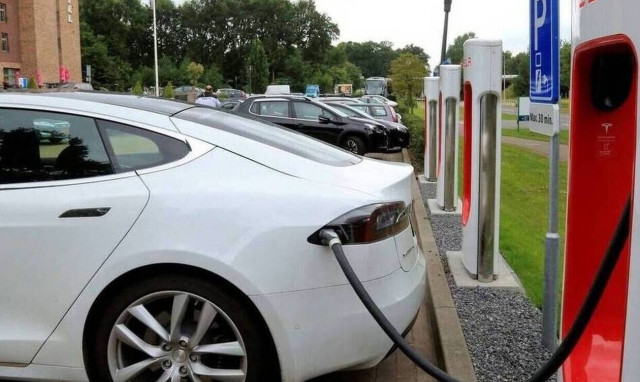 «Κινούμαι ηλεκτρικά 2»: Προχωρεί η υποβολή αιτήσεων επιδότησης αγοράς νέων ηλεκτρικών αυτοκινήτων