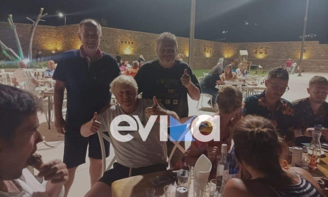 Κάρυστος: Η φωτογραφία των πρώην προέδρων με τον Μπόρις Τζόνσον που «έριξε» τα σόσιαλ