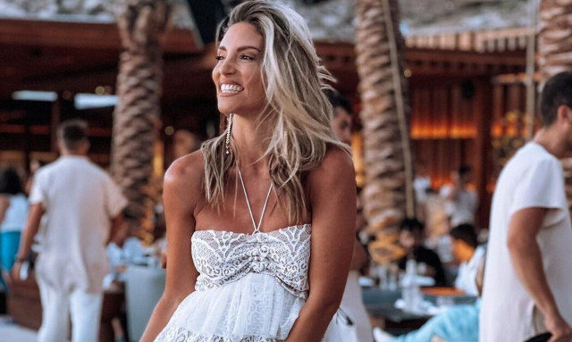 Αθηνά Οικονομάκου: Απολαμβάνει τις βουτιές της στη Μύκονο και «τραβά» όλα τα βλέμματα