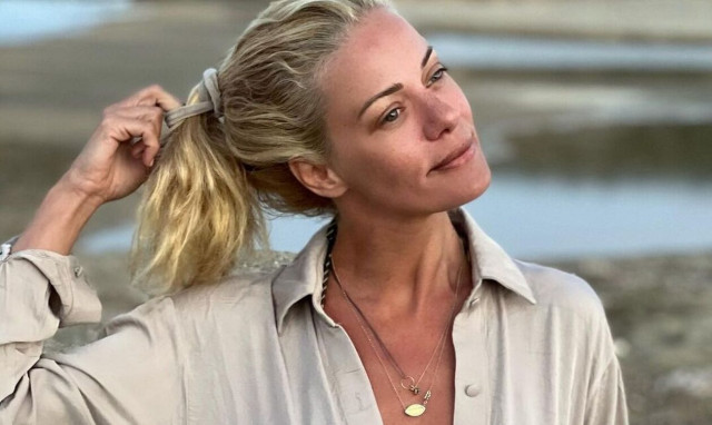 Ζέτα Μακρυπούλια: Φωτογραφίζεται ανέμελη στην παραλία και είναι πιο όμορφη από ποτέ