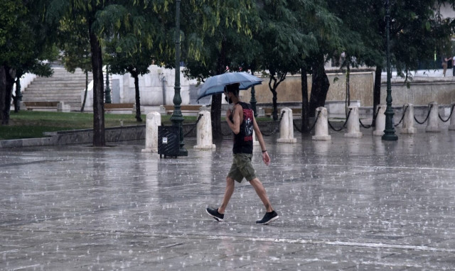 Καιρός: «Φθινόπωρο» μέχρι την Παρασκευή - Πού θα «χτυπήσουν» οι καταιγίδες