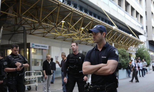 Ευαγγελισμός: Γυναίκα ανέβηκε στον 8ο όροφο και απειλούσε να πέσει - Προσήχθη από αστυνομικούς