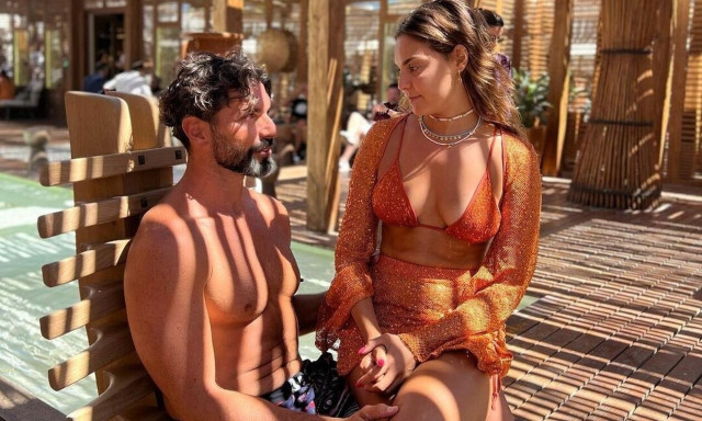 Σπύρος Μαρτίκας: Μαθαίνει στη Βρισηίδα Ανδριώτου να τρώει ψάρι