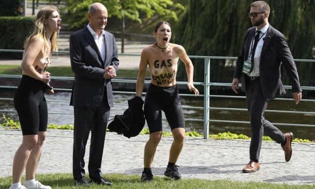 Γερμανία: Ακτιβίστριες ξεγυμνώθηκαν μπροστά στον Σολτς ζητώντας εμπάργκο στο ρωσικό αέριο!