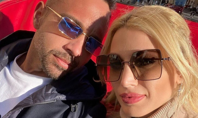 Σπυροπούλου - Σταθοκωστόπουλος:Γιορτάζουν 2 χρόνια σχέσης - Το τρυφερό φιλί και η εντυπωσιακή τούρτα