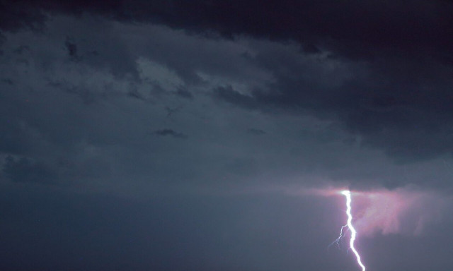 Δυτική Μακεδονία: Η στιγμή που πέφτει κεραυνός δίπλα στην Εγνατία Οδό