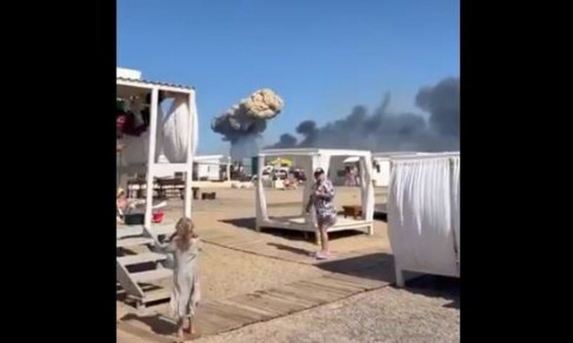 Κριμαία: Ρώσοι τουρίστες «απολαμβάνουν» το μπάνιο τους με φόντο εκρήξεις και ελικόπτερα