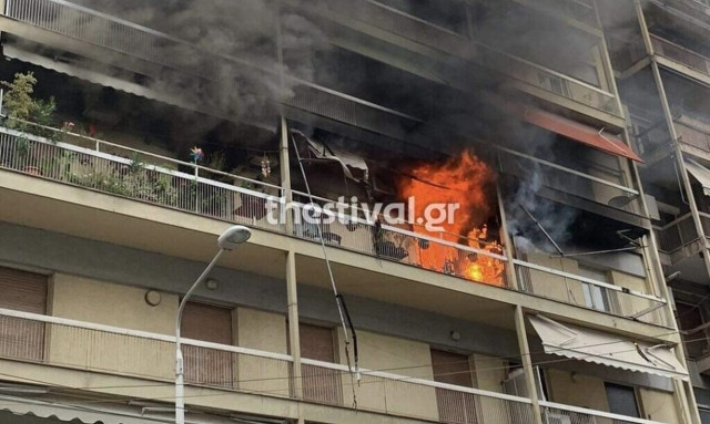 Φωτιά σε διαμέρισμα στη Θεσσαλονίκη: Κάηκαν δύο σκυλάκια - Στο νοσοκομείο μια γυναίκα με εγκαύματα