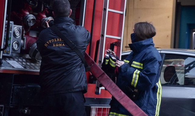 Φωτιά στη Μάνδρα: Μήνυμα από 112 - «Παραμείνετε σε κλειστούς χώρους»