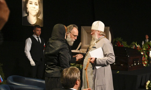 Αλεξάντερ Ντούγκιν: Συντετριμμένος στην κηδεία της κόρης του - «Πέθανε για τον λαό, για τη Ρωσία»