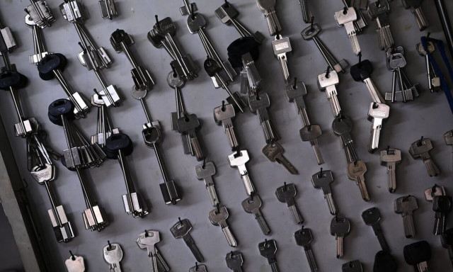 Ο πιο παλιός κλειδαράς της Αθήνας είναι 87 ετών και δουλεύει ακόμα στους Αμπελόκηπους