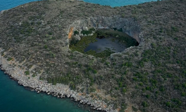 Η άγνωστη βυθισμένη γέφυρα της Ελλάδας και ο κρατήρας με τα νούφαρα