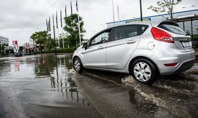 Κακοκαιρία: Ισχυρό μπουρίνι στην Αττική – Πλημμύρισαν οι δρόμοι, έκλεισε πρόσκαιρα η Πειραιώς