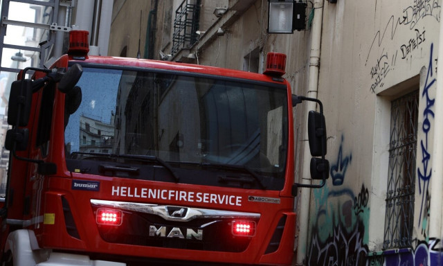 Συναγερμός στη Μάνδρα: Φωτιά ξέσπασε σε επαγγελματικό χώρο στο Τρύπιο Λιθάρι