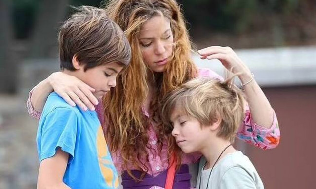 Σακίρα: Αγκαλιά με τους γιους της - Η πρώτη δημόσια εμφάνιση μετά τα φιλιά Πικέ με την ερωμένη του