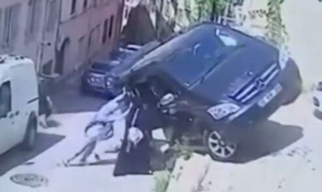 Τουρκία: Η στιγμή που δύο γυναίκες συγκρατούν φορτηγάκι λίγο πριν πέσει πάνω τους