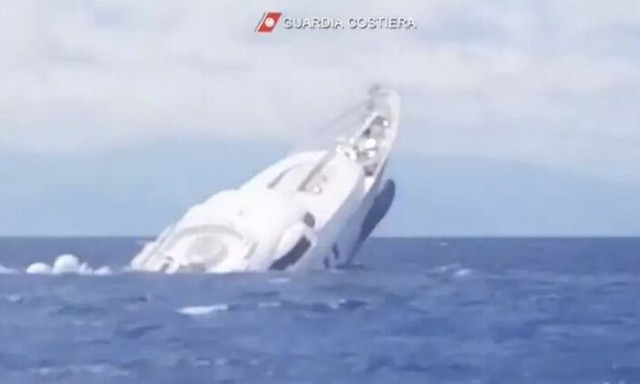 Iταλία: Η στιγμή που ένα σούπερ γιοτ βυθίζεται στα ανοικτά της χώρας