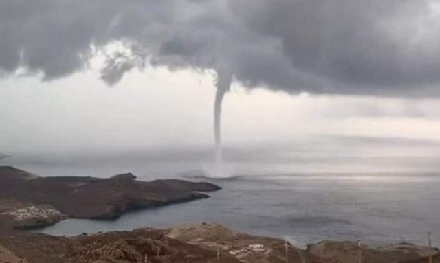 Μύκονος: Υδροστρόβιλος στο νησί - Πλημμύρισαν τα σοκάκια (video)