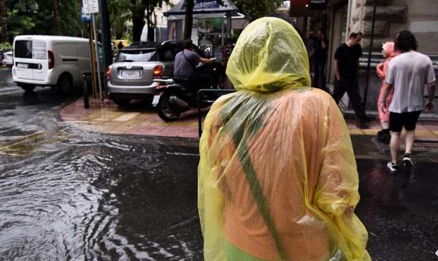 Κακοκαιρία: Μήνυμα από το 112 στις «κοκκινες» περιοχές - «Αποφύγετε τις άσκοπες μετακινήσεις»