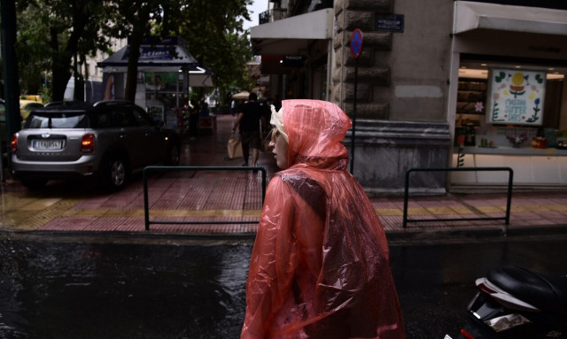 Κακοκαιρία στην Αττική: Κινητοποίηση της Πυροσβεστικής για απεγκλωβισμούς και αντλήσεις υδάτων