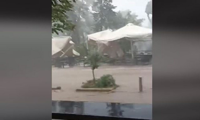 Κακοκαιρία: Σφοδρή καταιγίδα στο Θησείο - Ισχυροί άνεμοι διέλυσαν ομπρέλες