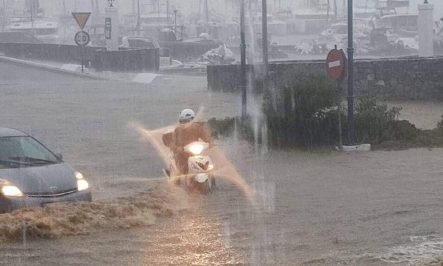 Κακοκαιρία: Δρόμοι «ποτάμια» και καταστροφές σε Μύκονο, Σαντορίνη, Αιτωλοακαρνανία και Κοζάνη