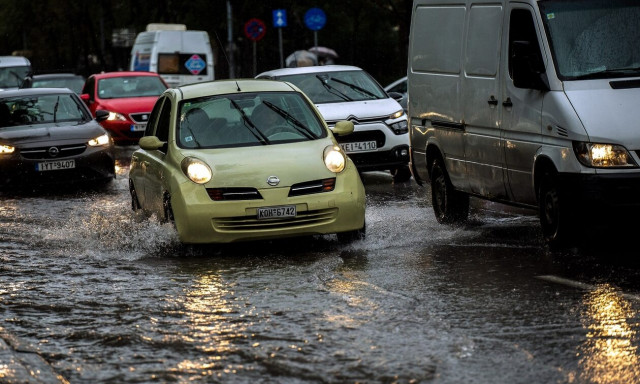 Καιρός: Σφοδρή καταιγίδα στην Αττική - Ποτάμι η Λεωφόρος Αθηνών - Πάνω από 40 χιλ. βροχής σε μία ώρα