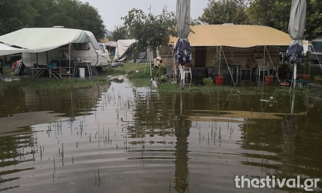 Κακοκαιρία: «Βούλιαξε» κάμπινγκ στη Χαλκιδική (pics-vid)